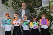 Óvodások a kiállítás inspirálta festményeikkel